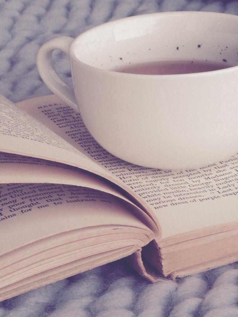 un bon livre et une tasse de thé