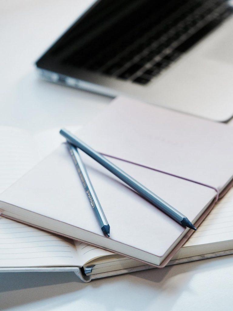 l'écriture commence avec des carnets et des stylos